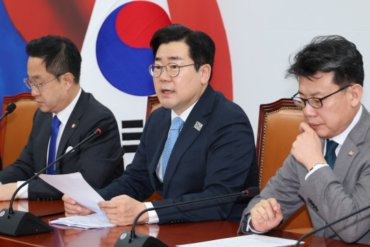 박찬대 더불어민주당 원내대표가 11일 서울 여의도 국회에서 열린 원내대책회의에서 발언하고 있다.연합뉴스